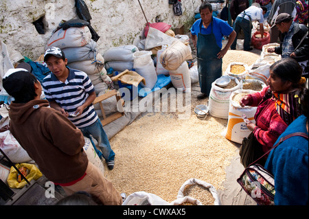 Persone che acquistano il mais fornitore nel mercato locale, Chichicastenango, Guatemala. Foto Stock