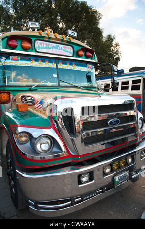 Guatemala Antigua. Pollo bus alla stazione principale degli autobus. Foto Stock