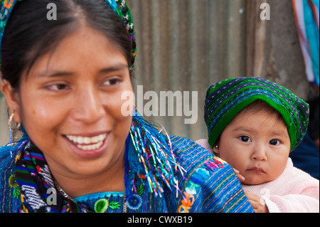 Maya di madre e figlia nel mercato in Santiago Sacatepequez, Guatemala, America centrale. Foto Stock