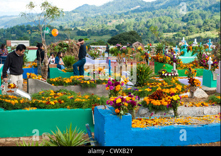 Tombe decorate, il giorno dei morti, Dia de los Muertos, cerimonia nel cimitero, Santiago Sacatepequez, Guatemala, America centrale. Foto Stock