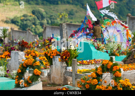 Tombe decorate, il giorno dei morti, Dia de los Muertos, cerimonia nel cimitero, Santiago Sacatepequez, Guatemala, America centrale. Foto Stock