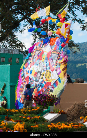 Aquiloni o barriletes, il giorno dei morti, Dia de los Muertos, cerimonia nel cimitero, Santiago Sacatepequez, Guatemala. Foto Stock