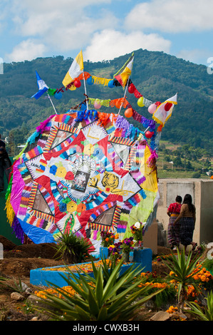 Aquiloni o barriletes, il giorno dei morti, Dia de los Muertos, cerimonia nel cimitero, Santiago Sacatepequez, Guatemala. Foto Stock