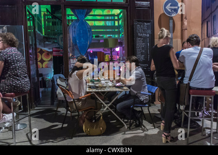 Perpignan, Francia, persone, bevande in condivisione in bistrot francese, caffè, tavolo del ristorante sulla terrazza di notte Foto Stock