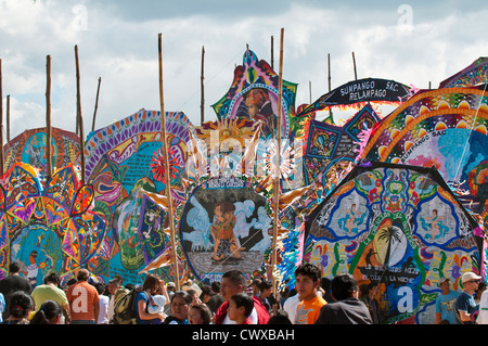 Aquiloni o barriletes il Giorno dei Morti, Dia de los Muertos, cerimonia nel cimitero di Sumpango, Guatemala, America centrale. Foto Stock