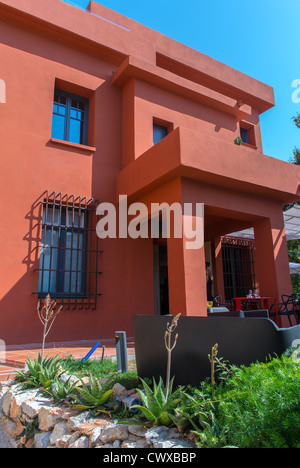 Perpignan, Francia, nuovo stile alla moda francese Bistro, Cafe, Bar, Lounge, ristorante alla moda, 'La Maison Rouge', (dopo i lavori di ristrutturazione), edificio moderno di fronte Foto Stock