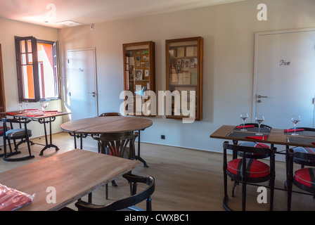 Perpignan, Francia, nuovo stile alla moda francese Bistro, Cafe, Bar, Lounge, Ristorante, 'La Maison Rouge', (dopo i lavori di ristrutturazione), all'interno, sala da pranzo, ristorante dal design moderno Foto Stock