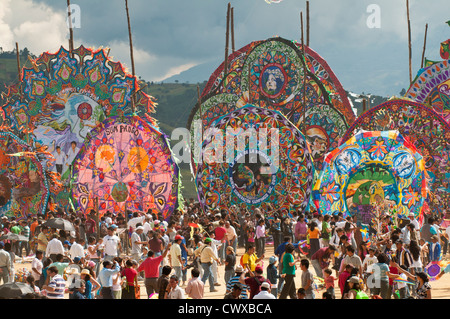 Aquiloni o barriletes il Giorno dei Morti, Dia de los Muertos, cerimonia nel cimitero di Sumpango, Guatemala, America centrale. Foto Stock