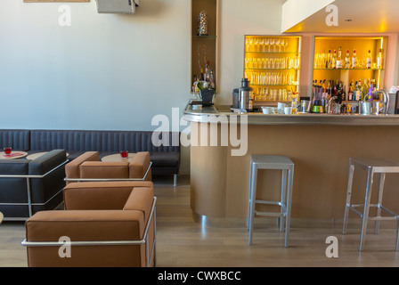 Perpignan, Francia, bistrot francese alla moda, caffè, Bar Chic, Lounge, Ristorante, 'L-a Maison Rouge', (dopo lavori di ristrutturazione), all'interno, sala da pranzo, bar interno del quartiere locale Foto Stock