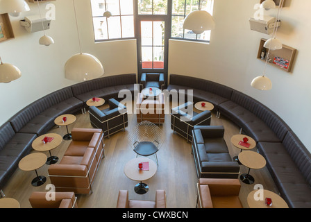 Perpignan, Francia, bistrot francese alla moda, caffè, bar, sala, ristorante alla moda, La Maison Rouge, dopo i lavori di ristrutturazione, interno, panoramica, Sala da pranzo, all'interno di bar francia Foto Stock