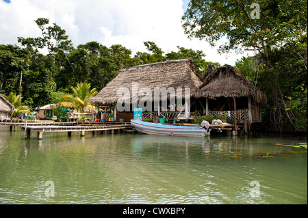 Maya indigeni garifuna persone dimora in legno sul lago Izabal, Lago de Izabal, Guatemala. Foto Stock