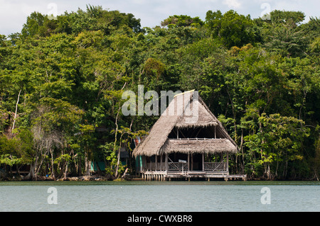 Maya indigeni garifuna persone dimora in legno sul lago Izabal, Lago de Izabal, Guatemala. Foto Stock