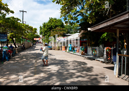 La folla di persone sulla strada principale nel centro di Livingston un Garifuna città africana sul lago Izabal, Lago de Izabal, Guatemala. Foto Stock