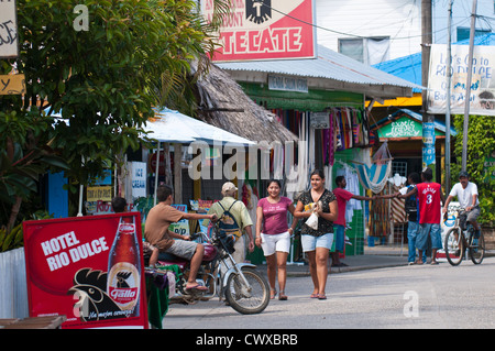 La folla di persone sulla strada principale nel centro di Livingston un Garifuna città africana sul lago Izabal, Lago de Izabal, Guatemala. Foto Stock