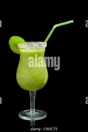 Frullato di kiwi in bicchiere da cocktail decorata con una fettina di kiwi e una cannuccia su sfondo nero Foto Stock