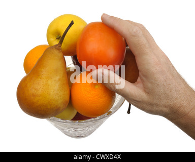 Diversi tipi di frutta in un vaso di vetro su uno sfondo bianco, isolato Foto Stock