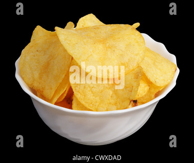 Potato Chips in una tazza di bianco su uno sfondo nero, isolato Foto Stock
