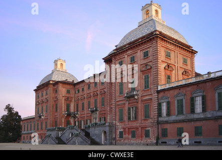 Il castello di Racconigi vicino a Torino, Italia settentrionale, in una giornata di sole. Residenza Reale dei Savoia Foto Stock