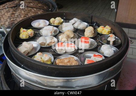 Delizioso dim sum per la vendita in Chinatown a Penang Malaysia Foto Stock