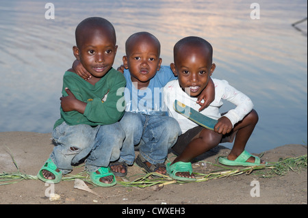I bambini sulla riva del lago Kivu, Rubavu, Ruanda Foto Stock