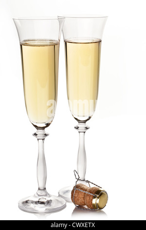 Due champagne vetro su uno sfondo bianco. Foto Stock