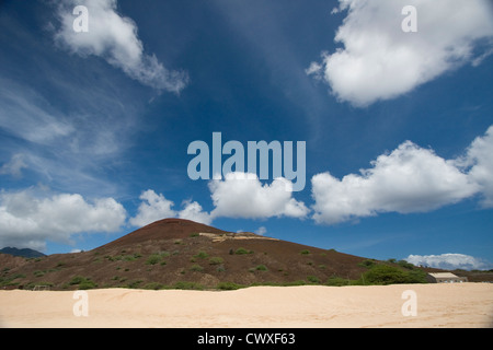 Guardando verso l'interno da Clarence Bay beach verso la pistola emplacement, Isola di Ascensione, British Overseas territorio Foto Stock