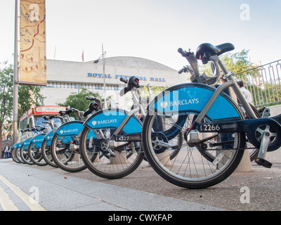 Noleggio di biciclette, sapere come Boris le biciclette, a Londra al di fuori del Royal Festival Hall, sponsorizzato da Barclays Bank, con logo blu Foto Stock