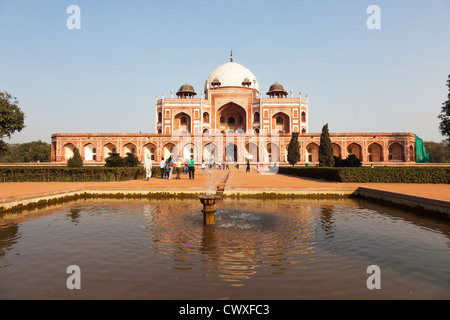 Imperatore Mughal la tomba di Humayun, Delhi, India, un sito Patrimonio Mondiale dell'UNESCO, con cielo blu in una giornata di sole Foto Stock