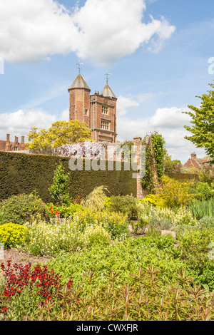 Il castello di Sissinghurst, Kent, Regno Unito precedentemente una Elizabethan Mansion House, torre e giardini in estate Foto Stock