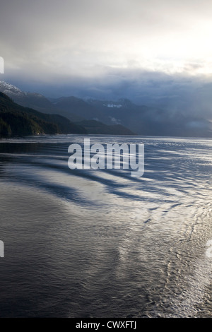 Misty skies & acque riflettente su una tranquilla giornata in Queen Charlotte Strait, British Columbia, Canada Foto Stock