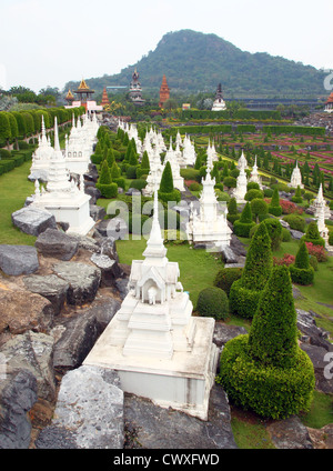 Cimitero nel parco nazionale di Nong Nooch in Thailandia Foto Stock