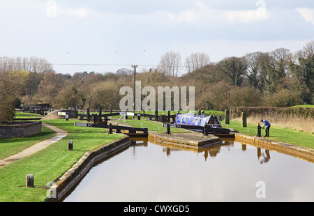 Apertura della saracinesca a blocchi sul Trent e Mersey inglese canal a Rode Heath, Cheshire, Inghilterra, Regno Unito Foto Stock