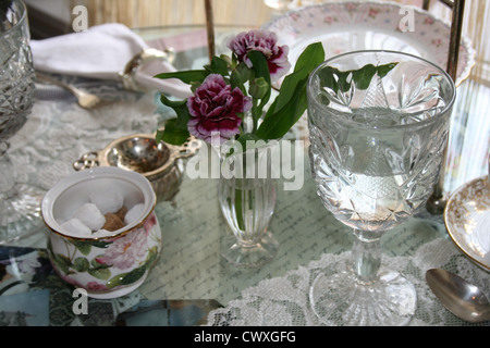 Cena antichi impostazione porcellana pizzo cina crystal posateria e argenteria Foto Stock