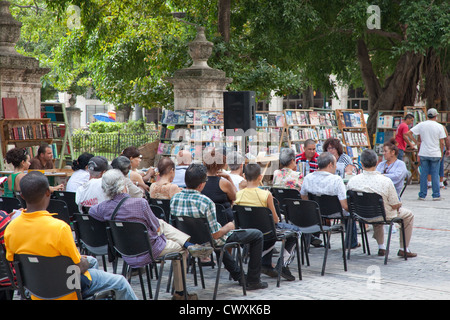 Una recensione del libro che si terrà a L'Avana Vecchia - tutti intorno alla Plaza de Armis in Havana sono bancarelle che vendono libri antichi. Foto Stock