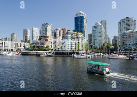 Vista da Granville Island cercando attraverso il centro di Vancouver, Canada Foto Stock