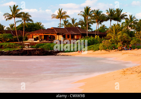 Spiaggia Kukio e Four Seasons Hualalai Resort di lusso case vacanza al tramonto, Kona-Kohala Costa, isola di Hawaii. Foto Stock