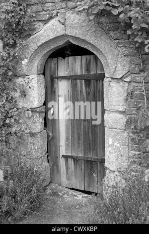 Vecchia porta di legno in bianco e nero, Penshurst Place, Kent, Regno Unito Foto Stock