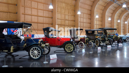 All'interno Le maggio - America's Car Museum, Tacoma, nello Stato di Washington, USA con fila di vetture d'epoca. Foto Stock