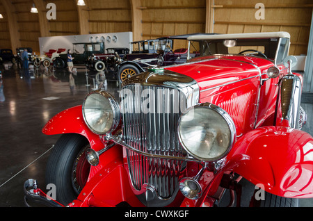 Vecchio rosso classico auto a Le può: America's Car Museum, Tacoma, nello Stato di Washington, USA Foto Stock