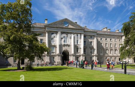 Trinity College, Dublino - Scuola di Giurisprudenza e campus con studenti universitari che camminano in estate Foto Stock