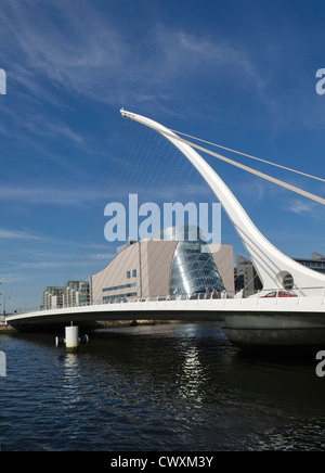 Samuel Beckett Bridge, Dublin, Irlanda - con il nuovo centro congressi in background Foto Stock