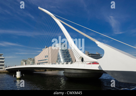 Samuel Beckett ponte sopra il fiume Liffey, Dublino con il nuovo centro congressi in background, Irlanda