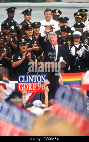 Il presidente Bill Clinton si è fatto un'onda ai suoi sostenitori durante una campagna di arresto per la sua rielezione il 28 agosto 1996 a Royal Oak, Michigan. Foto Stock