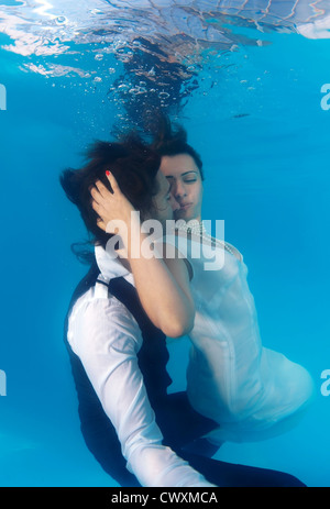 Coppia di sposi, subacquea nozze in piscina, Odessa, Ucraina, Europa orientale Foto Stock