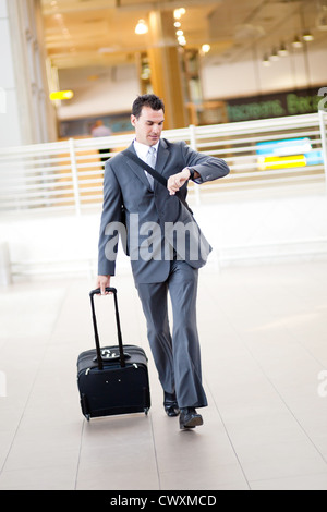 Imprenditore precipitando in aeroporto per prendere un volo Foto Stock