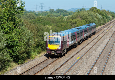 Diesel treno passeggeri in direzione ovest fuori di Newport verso Cardiff, Galles del Sud Foto Stock