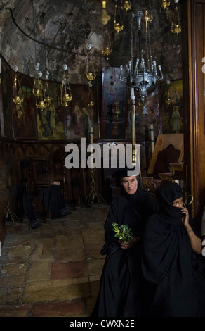 Unidentified pellegrini in preghiera nella tomba di Maria nel Getsemani durante la festa dell Assunzione della Vergine Maria a Gerusalemme Foto Stock