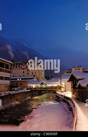 Fiume Arve e Rue des Moulins nel centro di Chamonix, Chamonix-Mont Blanc, Haute Savoie, Francia Foto Stock
