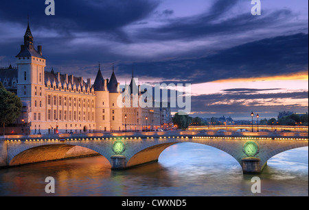 Il Pont au Change, ponte sul fiume Senna e la Conciergerieis, un ex palazzo reale e nella prigione di Parigi, Francia. Foto Stock