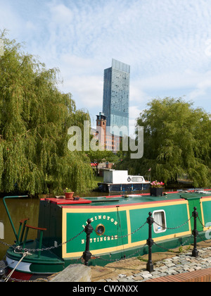 Barca stretta su Bridgewater Canal in Castlefield con Beetham Tower a Manchester REGNO UNITO Foto Stock